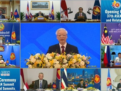 En 2020, como presidente de la ASEAN, Vietnam cumplió con éxito su trabajo al frente de las actividades de la Asociación, tanto presenciales como en línea. Foto: Ceremonia de apertura de la 37ª Cumbre de la ASEAN y citas anexas. (Foto: baochinhphu.vn)