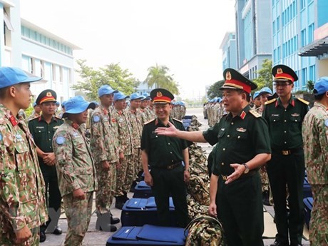 El viceministro de Defensa de Vietnam, coronel general Hoang Xuan Chien, se reúne con el segundo equipo de ingenieros militares que partirá a misión de ONU. (Foto: VNA)