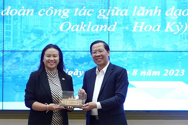 Phan Van Mai, presidente del Comité Popular de Ciudad Ho Chi Minh, entrega un recuerdo a la Sheng Thao, alcaldesa de Oakland. (Fuente: baodautu.vn)