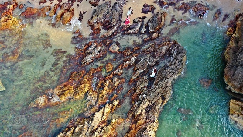 Rocas coloridas en la playa de Da Nhay.