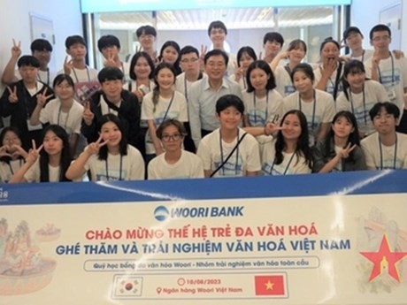 Jóvenes coreanos visitan Woori Bank Vietnam. (Foto qdnd.vn)