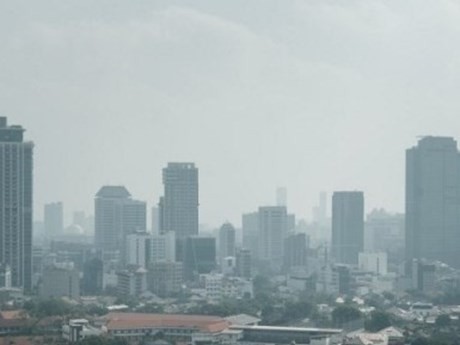 Los edificios se ven en la neblina causada por la contaminación del aire en Yakarta el 9 de agosto. (Foto: AFP/VNA)