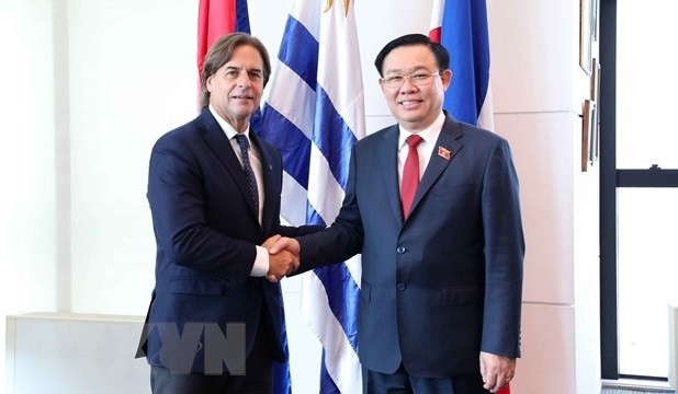 El presidente de la Asamblea Nacional de Vietnam, Vuong Dinh Hue (en la derecha), se reúne con su homólogo uruguayo, Luis Lacalle Pou, durante su visita oficial a Uruguay, abril de 2023. (Foto: VNA)