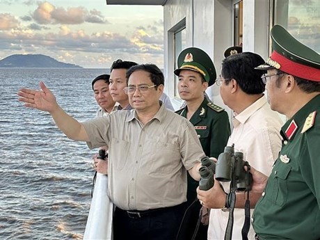 El primer ministro vietnamita, Pham Minh Chinh, inspecciona la situación del deslizamiento de tierra en la zona turística de Khai Long y el canal Nam O Ro en la provincia de Ca Mau. (Fuente: VNA)