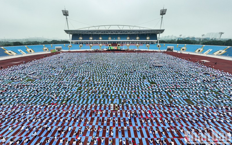 Los entusiastas del yoga se suman a una actuación masiva que forma la imagen de la bandera nacional vietnamita.