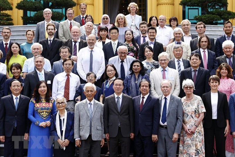 El presidente Vo Van Thuong y los delegados se toman una foto de recuerdo en el Palacio Presidencial en Hanói. (Foto: VNA)