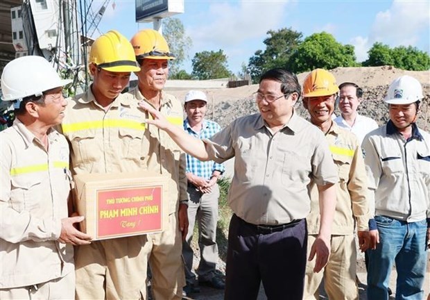 El primer ministro de Vietnam, Pham Minh Chinh, inspecciona progreso de trabajo en una obra de transporte clave en la provincia sureña de Dong Thap. (Foto: VNA)
