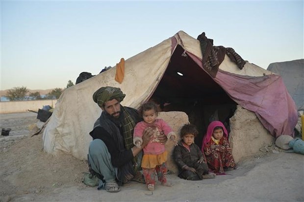 Personas en el campo de refugiados en Qala-i-Naw, provincia de Badghis, Afganistán. (Foto: AFP / VNA).