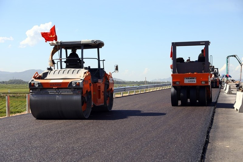 El Ministerio de Transporte insta a los contratistas a aprovechar las condiciones climáticas favorables para realizar la construcción y abrirla al tráfico de acuerdo con lo planeado. (Fuente: VNA)