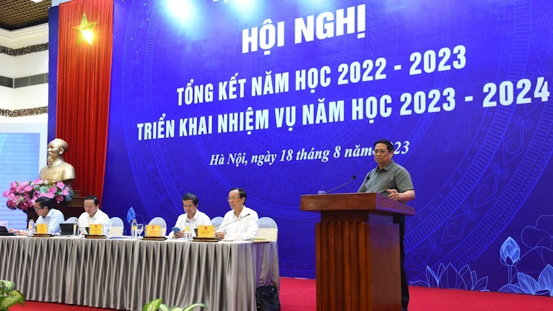 El primer ministro, Pham Minh Chính, habla en la reunión. (Foto: Nhan Dan)