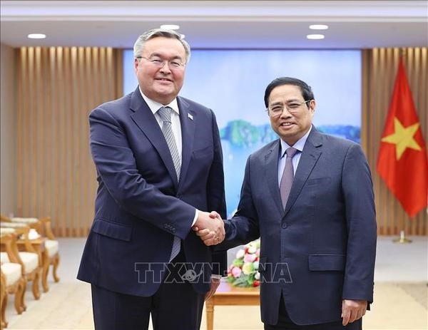 El primer ministro Pham Minh Chinh recibe al viceprimer ministro y canciller de Kazajstán, Mukhtar Tileuberdi, en su visita oficial a Vietnam del 17 al 18 de agosto de 2022. (Foto: VNA)