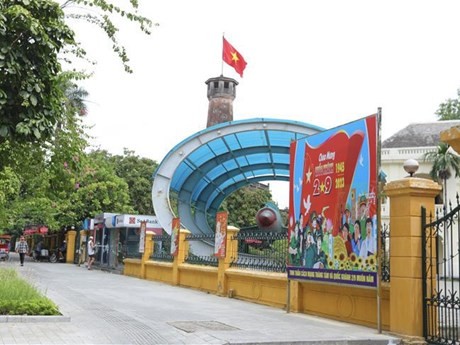 Pano en saludo al 78 aniversario de la Revolución de Agosto y el Día Nacional se coloca frente al Museo de Historia Militar de Vietnam (calle Dien Bien Phu, distrito de Ba Dinh). (Fuente: VNA)