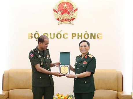 El mayor general Pham Truong Son entrega recuerdos al teniente general Nim Balen. (Foto: VNA)