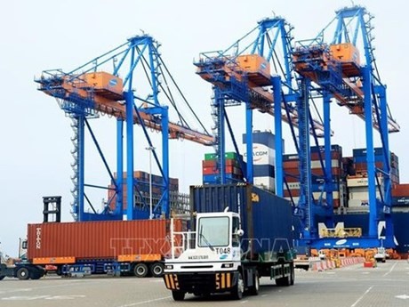 Transporte de mercancías de importación y exportación en el puerto de aguas profundas de Gemalink, ciudad de Phu My (Ba Ria - Vung Tau). (Foto: VNA)