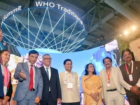 El director general de la OMS, Tedros Adhanom Ghebreyesus, y los delegados de la primera Convención Mundial sobre Medicina Tradicional. (Fuente: The Indian Express)