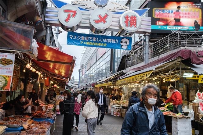 La gente compra en un mercado en Tokio, Japón. (Foto: AFP/VNA)