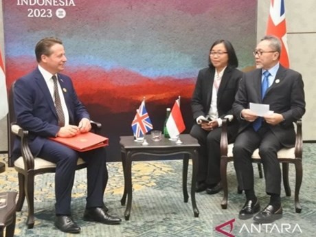 El ministro de Comercio de Indonesia, Zulkifli Hasan (derecha), durante una reunión con el ministro, Nigel Huddleston, al margen de la 55ª Reunión de Ministros de Economía de la Asean en Semarang, Indonesia. (Foto: ANTARA)