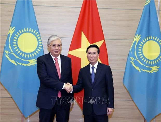 El presidente de Vietnam, Vo Van Thuong (derecha), recibe a su homólogo de Kazajstán, Kassym-Jomart Tokayev. (Foto: VNA)