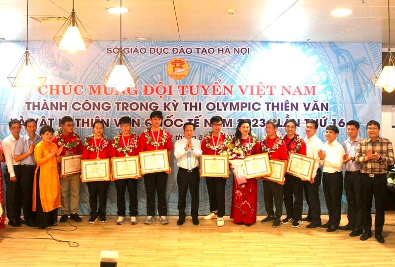 En el acto de honrar a los estudiantes que ganaron éxitos en la Olimpiada Internacional de Astronomía y Astrofísica. (Foto: hanoimoi.vn)