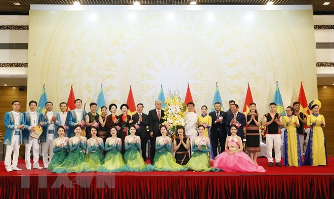 El presidente vietnamita, Vo Van Thuong, y su homólogo kazajo, Kassym-Jomart Tokayev, entregan flores a los artistas que actúan en el banquete. (Foto: VNA)