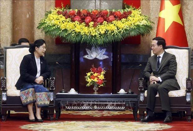 El presidente de Vietnam, Vo Van Thuong, recibe a Viengthong Siphandon, secretaria del Comité Central del Partido Popular Revolucionario y titular del Tribunal Popular Supremo de Laos. (Foto: VNA)