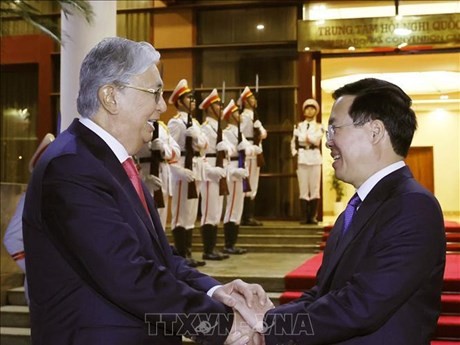 El presidente de Kazajstán, Kassym-Jomart Tokayev (izquierda), y su homólogo vietnamita, Vo Van Thuong. (Foto: VNA)