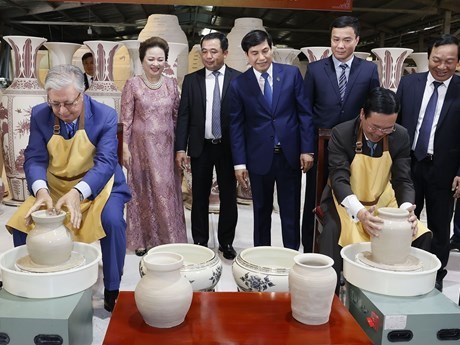 El presidente vietnamita, Vo Van Thuong, y su homólogo de Kazajistán, Kassym-Jomart Tokayev, visitan la antigua aldea de cerámica de Chu Dau. (Foto: VNA)