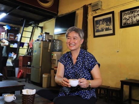 La ministra de Relaciones Exteriores de Australia, Penny Wong, disfruta el café con huevo en la calle Dinh Tien Hoang, en el casco antiguo de Hanoi. (Foto: VNA)