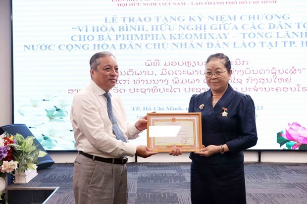 Entregan medalla conmemorativa a Phimpha Keomixay, cónsul general de Laos en Ciudad Ho Chi Minh. (Foto: VNA)