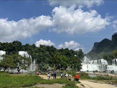 Los visitantes visitan la cascada de Ban Gioc en la provincia de Cao Bang. (Foto: VNA)
