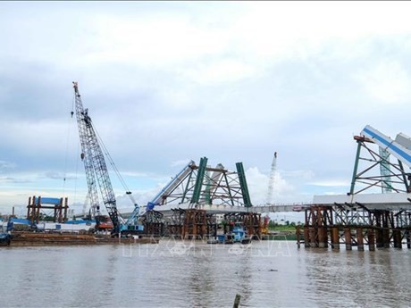 Instalan último segmento del puente Tran Hoang Na sobre río Can Tho. (Foto: VNA)