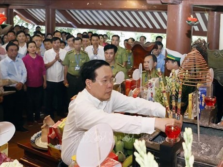 El presidente de Vietnam, Vo Van Thuong, ofreció hoy incienso en memoria del Presidente Ho Chi Minh en el Templo dedicado al difunto líder en la montaña Ba Vi, en las afueras de Hanói. (Foto: VNA)