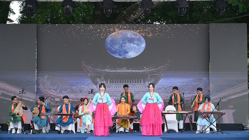 Actuación del grupo de instrumentos musicales étnicos de la Universidad FPT en el festival. (Foto: Cortesía del Comité Organizador)