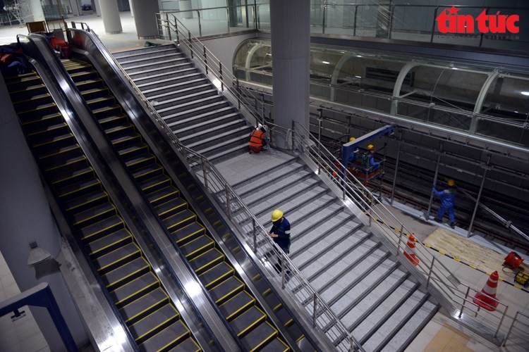 Acceso al primer y segundo pisos mediante escaleras mecánicas y escaleras tradicionales. Según el diseño, el primero y el segundo piso se utilizarán para la línea 1. Mientras, el tercer y cuarto piso se utilizarán para las líneas restantes. (Foto: VNA)