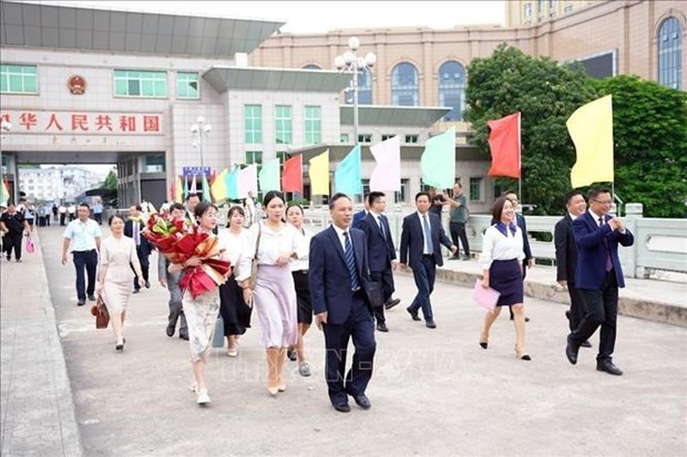 Una delegación del Partido y de las autoridades de las ciudades chinas de Dongxing y Fangcheng visitó la ciudad fronteriza de Mong Cai, en la provincia de Quang Ninh. (Foto: VNA)