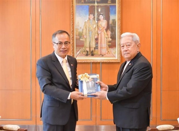 El presidente de Consejo Privado de Tailandia, Surayud Chulanont, y el embajador de Vietnam en Bangkok, Phan Chi Thanh. (Foto: VNA)