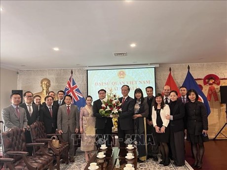 La misión diplomática de Laos visita a la embajada vietnamita en Australia. (Foto: VNA)