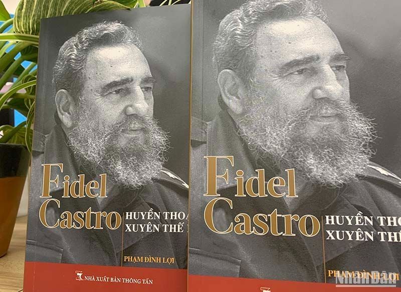 El libro "Fidel Castro: una leyenda a través de los siglos". 