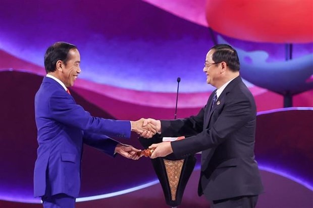 El presidente de Indonesia, Joko Widodo, entrega la presidencia de la Asean para 2024 a Laos en la ceremonia de clausura. (Fuente: VNA)