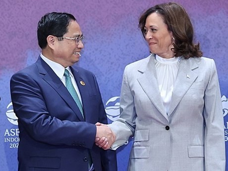 El primer ministro de Vietnam, Pham Minh Chinh, y la vicepresidenta de Estados Unidos, Kamala Harris (Foto: VNA)