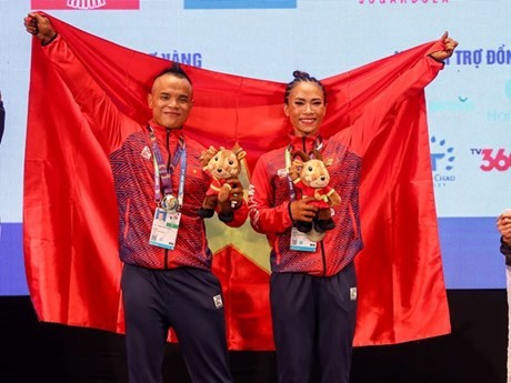 Los atletas Tran Hoang Duy Thuan y Bui Thi Thoa de Vietnam. (Foto: VNA)