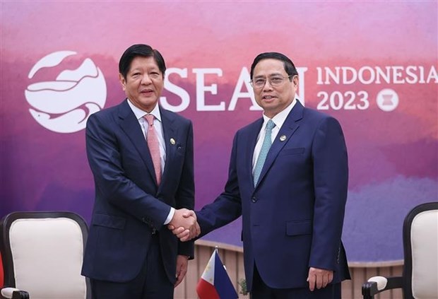 El primer ministro de Vietnam, Pham Minh Chinh (derecha), se reúne con el presidente filipino, Ferdinand Romuáldez Marcos Jr. (Foto: VNA)