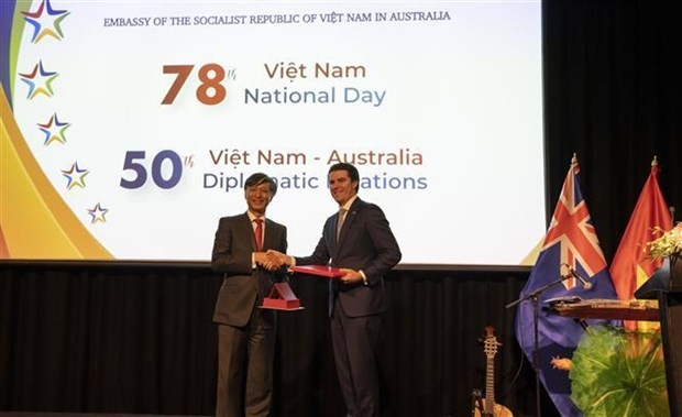 Nguyen Tat Thanh, embajador de Vietnam en Austrlia entrega un regalo a Tim Watts, ministro asistente de Relaciones Exteriores de Australia. (Foto: VNA)