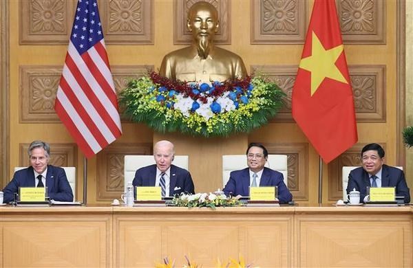 El presidente de Estados Unidos, Joseph Biden, y el premier de Vietnam, Pham Minh Chinh, participan en Hanói en la Conferencia bilateral de alto nivel sobre la Inversión e Innovación. (Foto: VNA)