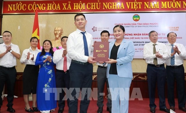 El presidente del Comité Popular de la provincia de Binh Phuoc, Tran Tue Hien, otorga licencia de inversión a la empresa china. (Foto: VNA)