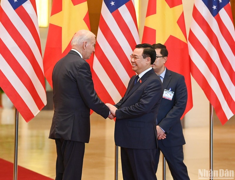 El presidente de la ANV, Vuong Dinh Hue, da la bienvenida al presidente estadounidense, Joe Biden. 
