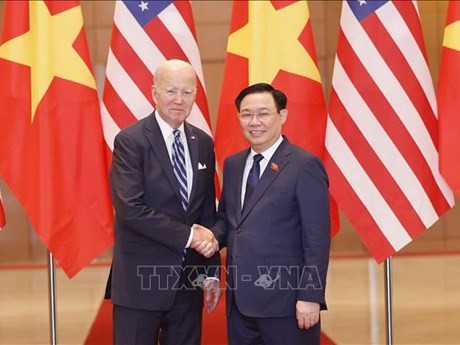 El titular de la Asamblea Nacional de Vietnam, Vuong Dinh Hue (derecha), se reúne con el presidente de Estados Unidos, Joseph Biden. (Foto: VNA)