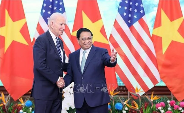 El primer ministro de Vietnam, Pham Minh Chinh (derecha), saluda al presidente de Estados Unidos, Joseph Biden. (Foto: VNA)