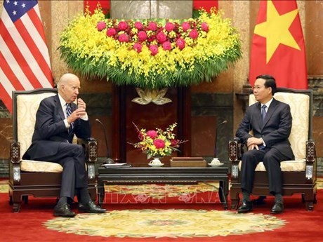 El presidente de Vietnam, Vo Van Thuong (derecha), dialoga con su homólogo de Estados Unidos, Joseph Biden. (Foto: VNA)