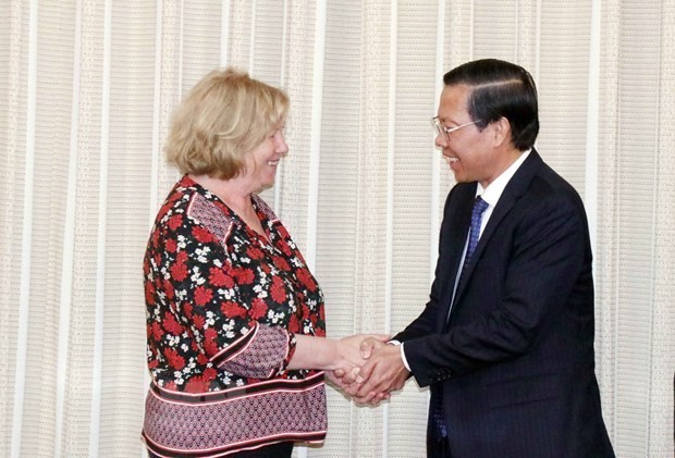 El presidente del Comité Popular de Ciudad Ho Chi Minh, Phan Van Mai y Catherine Deroche, presidenta del Grupo de Parlamentarios de Amistad Francia-Vietnam en el Senado francés. (Foto: VNA)